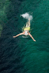 Lavertezzo  Schweiz  eine Frau schwimmt in der Verzasca