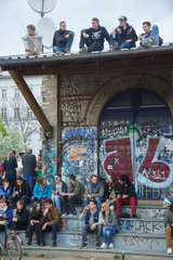 Berlin  Deutschland  junge Leute auf dem MyFest in Kreuzberg