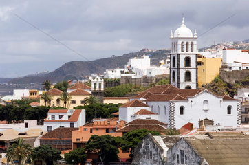 Garachico  Spanien  Blick ueber die Stadt mit der Iglesia de Santa Ana