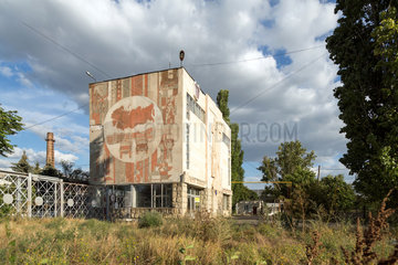 Bender  Republik Moldau  Gebaeude einer geschlossenen Fabrik
