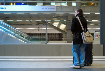 Berlin  Deutschland  Reisende auf dem Berliner Hauptbahnhof