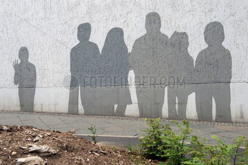 Berlin  Deutschland  an eine Fassade gemalte Menschenschatten