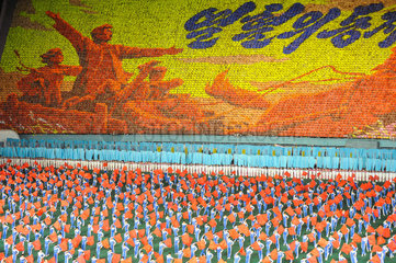 Pjoengjang  Nordkorea  Riesenmosaik  Taenzer und Akrobaten beim Arirang-Festival