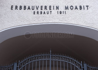 Berlin  Deutschland  Schriftzug Erbbauverein Moabit ueber einem Eingangstor