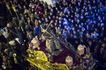 Sevilla  Spanien  Zuschauer warten auf die Oster-Prozession