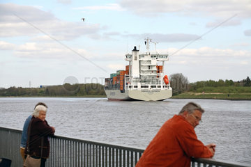 Rendsburg  Deutschland  Zuschauer am Nord-Ostsee-Kanal