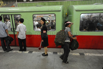 Pjoengjang  Nordkorea  eine Bahnsteigaufseherin vor einer wartenden U-Bahn