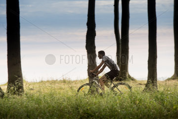 Nienhagen  Deutschland  Radfahrer im Wald bei Nienhagen
