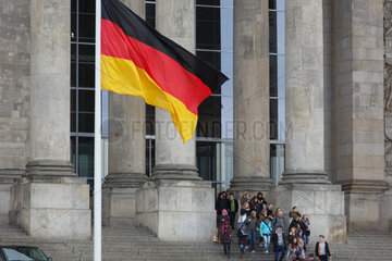 Berlin  Deutschland  Deutsche Fahne auf Halbmast am Bundestag