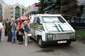 Gomel  Weissrussland  eine mobile Wechselstube in einem gepanzerten Fahrzeug am Bahnhof