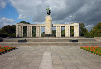 Berlin  Deutschland  das Sowjetische Ehrenmal im Tiergarten an der Strasse des 17. Juni