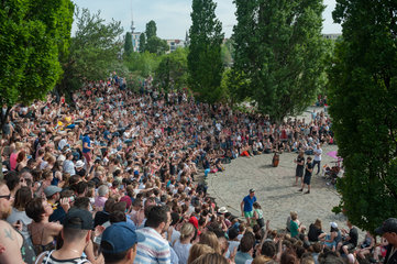 Berlin  Deutschland  Zuschauer bei einer Karaokeshow im Mauerpark