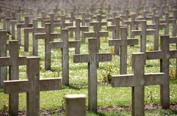 Verdun  Frankreich  Soldatenfriedhof um das Beinhaus von Douaumont