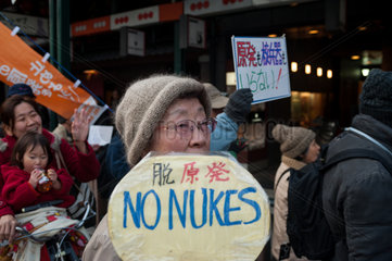 Kyoto  Japan  Eine Frau demonstriert gegen Atomwaffen