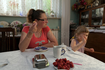 Breslau  Polen  Mutter und Tochter am Esstisch