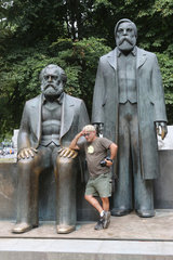Berlin  Deutschland  Mann steht vor den Bronzefiguren von Karl Marx und Friedrich Engels