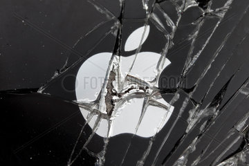 Berlin  Deutschland  gesplitterte Rueckseite eines iPhone 4