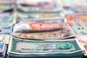 Berlin  Deutschland  Geldscheine an einem Stand auf der World Money Fair