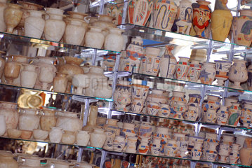 Hurghada  Aegypten  Stand mit Tontoepfen auf einem Basar