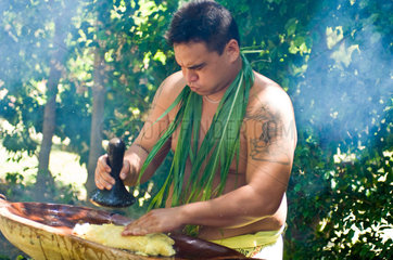 Hakahau  Franzoesisch-Polynesien  Verarbeitung von Brotfrucht