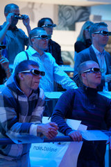 Berlin  Deutschland  Maenner mit 3D-Brillen auf der IFA 2010