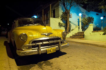 Santiago de Cuba  Kuba  gelber Chevrolet Styleline  Baujahr 1952
