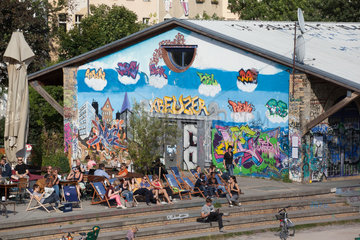 Berlin  Deutschland  Menschen im Cafe Edelweiss im Goerlitzer Park
