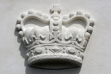 Ascot  Grossbritannien  Relief einer Krone
