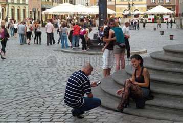 Posen  Polen  Paerchen abends auf dem Alten Markt (Stary Rynek)