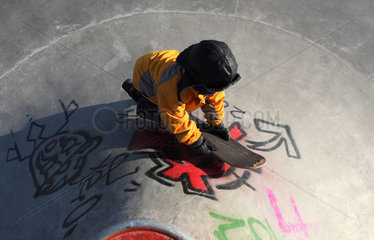 Utrecht  Niederlande  Junge faehrt Skateboard
