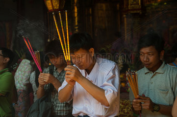 Yangon  Myanmar  Glaeubige im Kheng Hock Keong Tempel