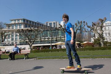 Frankfurt  Deutschland  Jugendlicher auf einem Longboard am Nizza-Ufer