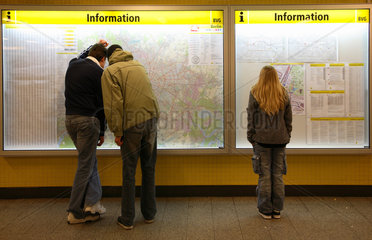 Berlin  Menschen vor Stadt- und U-Bahn-Plan