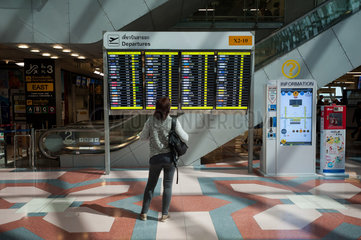 Bangkok  Thailand  Anzeigetafel im Abflugbereich auf dem Flughafen Bangkok