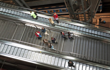 Berlin  Deutschland  Menschen benutzen Treppe und Rolltreppe