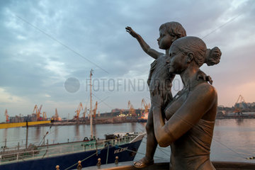 Odessa  Ukraine  Skulptur am Faehranleger im Hafen