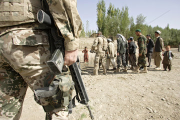 Feyzabd  Afghanistan  Bundeswehr-ISAF Soldaten patrouillieren