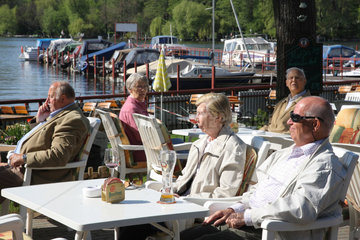 Berlin  Deutschland  Rentner sitzen in einem Cafe am Tegeler See