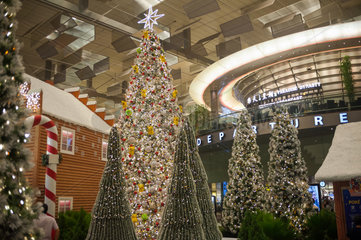 Singapur  Republik Singapur  Weihnachtsdekoration im Flughafen Changi
