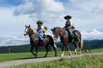 St. Maergen  Deutschland  baeuerlich gekleidete Frauen auf Pferden am Rosstag