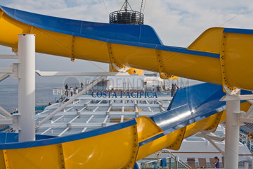 Spanien  das Deck Summertime mit Rutsche auf der MS Costa Pacifica