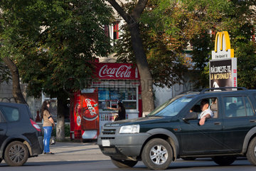 Chisinau  Moldau  Kiosk mit Coca-Cola-Reklame und Stadtverkehr