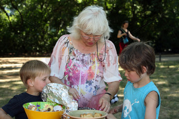 Berlin  Deutschland  Frau macht mit ihren Enkeln ein Picknick