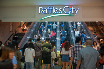 Singapur  Republik Singapur  Menschen an den Rolltreppen im Raffles City