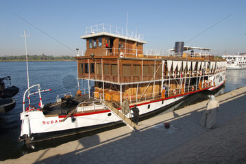 Kom Ombo  Aegypten  das Flusskreuzfahrtschiff Sudan auf dem Nil