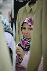 Istanbul  Tuerkei  Mitarbeiterin in einer Textilfabrik