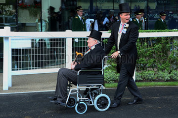 Ascot  Grossbritannien  elegant gekleideter Mann schiebt einen Senioren im Rollstuhl