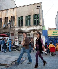 Bukarest  Rumaenien  junges Publikum flaniert durch eine Fussgaengerzone in der Altstadt