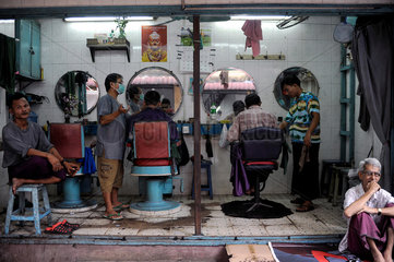 Yangon  Myanmar  Blick in einen Herrensalon