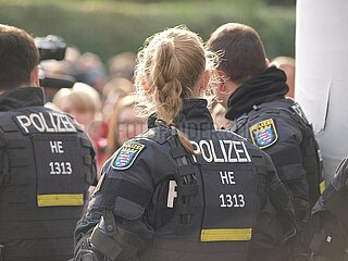 Polizei bei Protesten in Chemnitz
